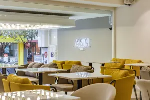 머스타드 소파가 포인트인 밝은 감성 카페